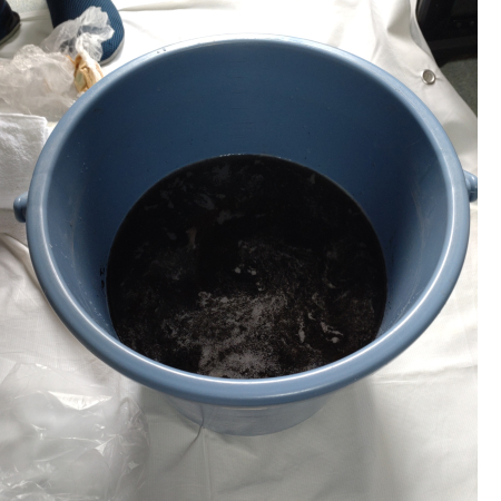 洗浄後の汚水がバケツにたまっている写真